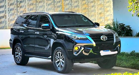 TOYOTA HILUX SW4 2.8 SRX 4X4 7 LUGARES 16V TURBO INTERCOOLER DIESEL 4P AUTOMÁTICO